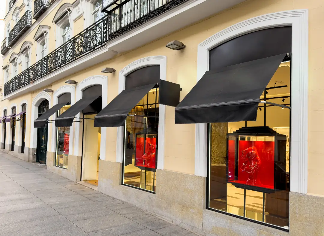 Façade vitrine de magasin en aluminium sur mesure à Le Tignet